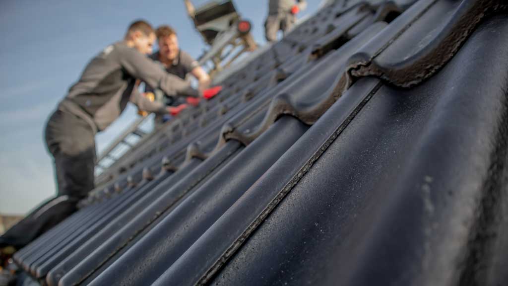 Wanneer is onderhoud of vervanging van een schuin dak nodig? - Dakcentrale Nederland